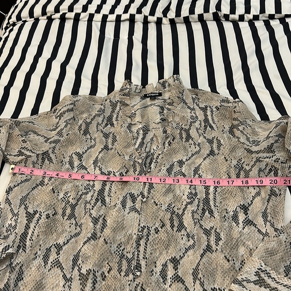 Express Ruffle Neck Blouse Python Print Size Large 🔥 - Picture 5 of 9
